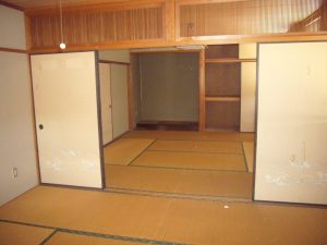表の３階建ての２階