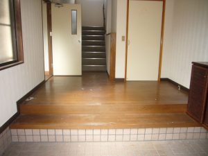 表の３階建ての玄関