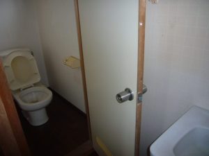 裏の２階建てのトイレ