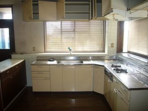 表の３階建ての２階